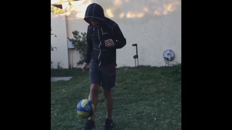 El Turco hace jueguitos en su casa.