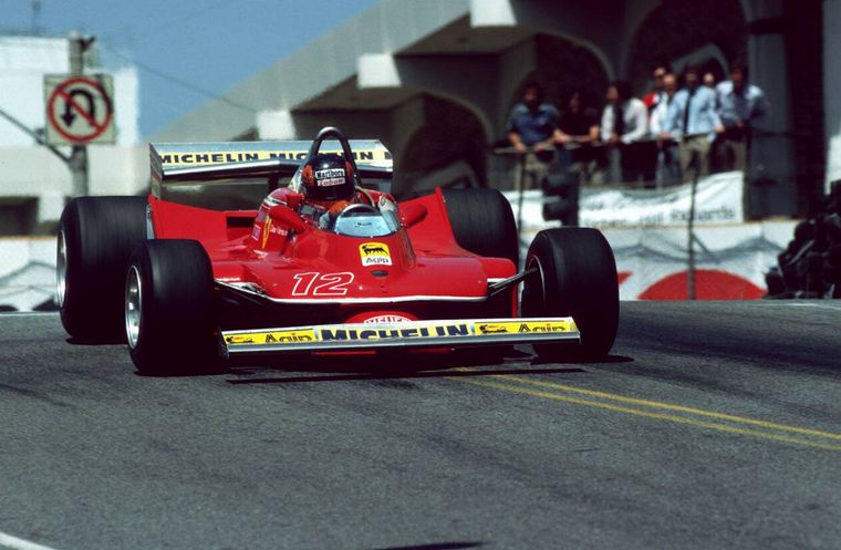 Villeneuve y su inconfundible Ferrari, al límite siempre.