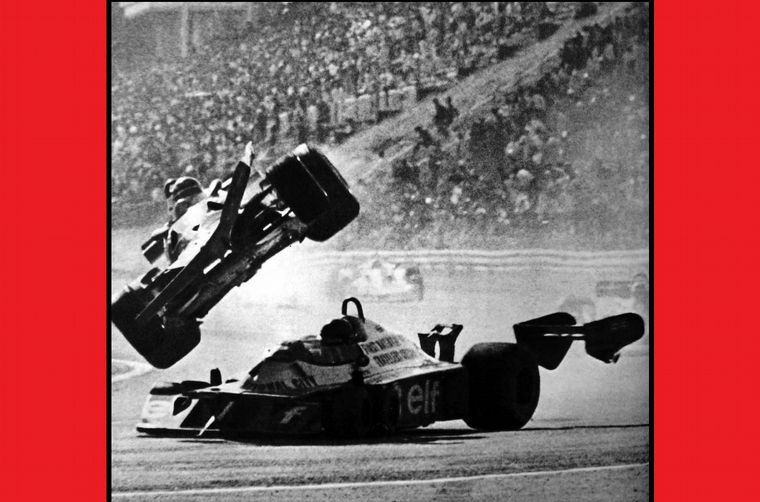 En el '77 en Japón vuela con la Ferrari tras tocar al Tyrrell P34 de Peterson