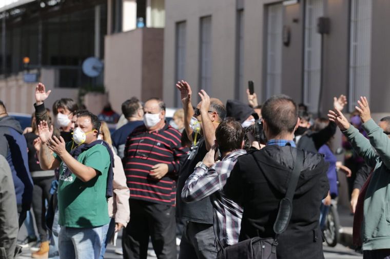 Suoem protesta frente al Concejo Deliberante por proyecto de recortes.