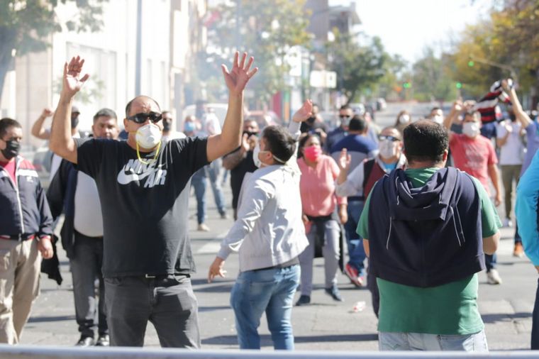 Suoem protesta frente al Concejo Deliberante por proyecto de recortes.