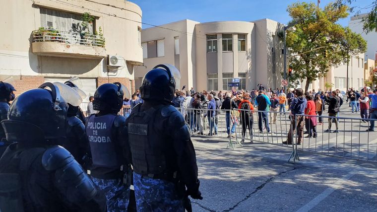 Suoem protesta frente al Concejo Deliberante por proyecto de recortes.