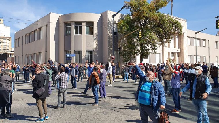 Suoem protesta frente al Concejo Deliberante por proyecto de recortes.