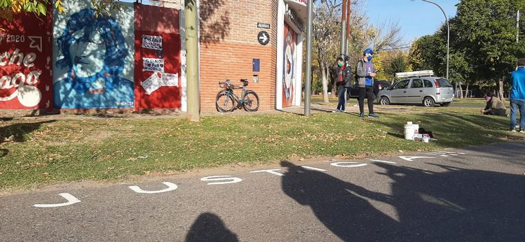 Vecinos homenajearon al "Trinche" Carlovich en Rosario.