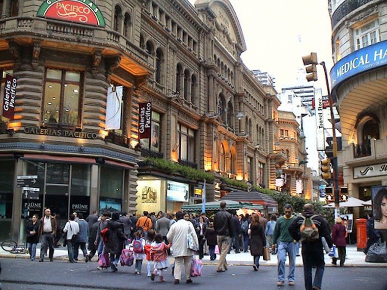 Los comercios reabren de manera gradual en Capital Federal.