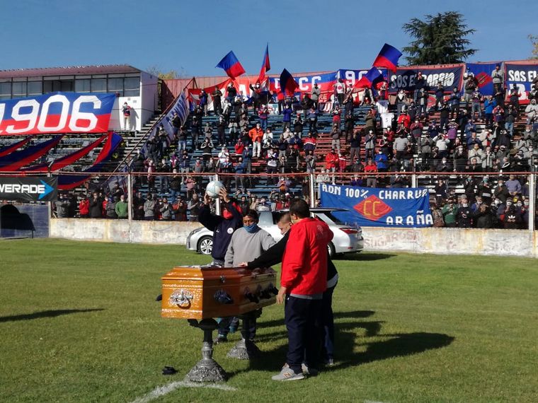 Una multitud despide al