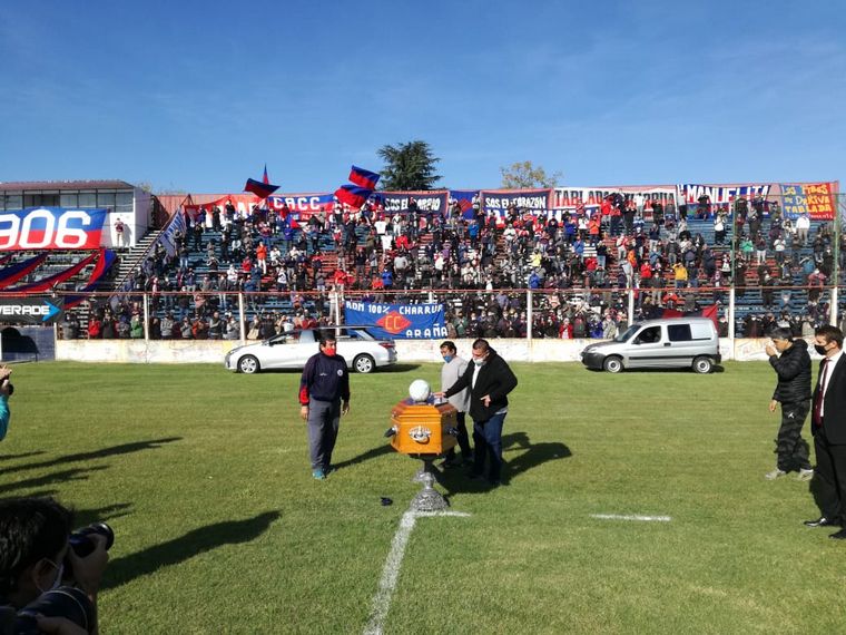 Una multitud despide al