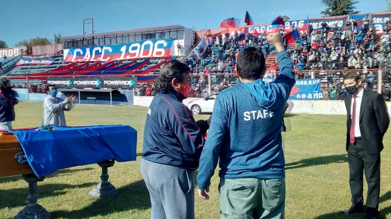 Una multitud despide al