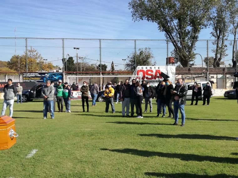 Una multitud despide al