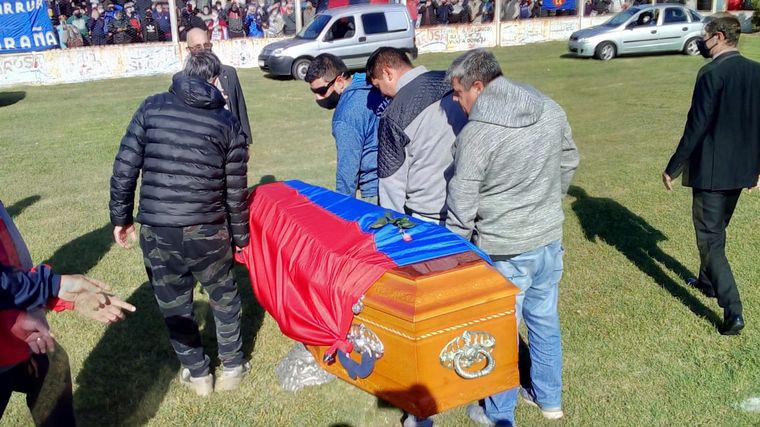 Una multitud despide al