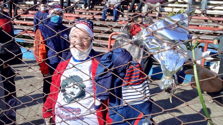 Una multitud despide al