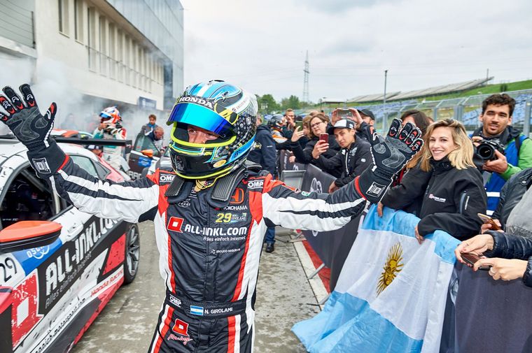 Girolami, sus festejos y la bandera Argentina por el mundo.