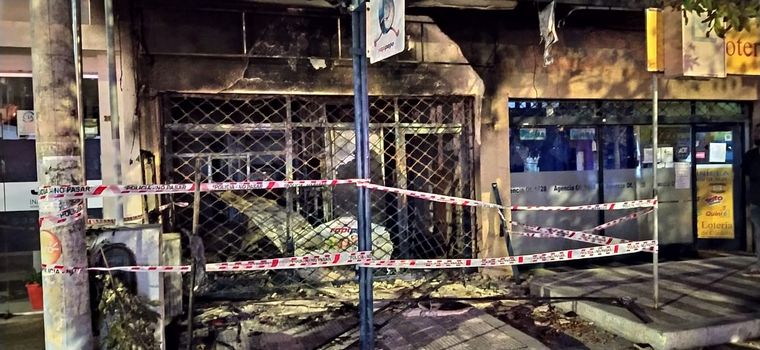 La Policía investiga el origen del incendio.