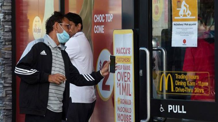 La primera ministra anunció la reapertura.