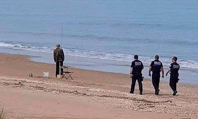 Policías franceses se llevaron una sorpresa al detener a un hombre que pescaba