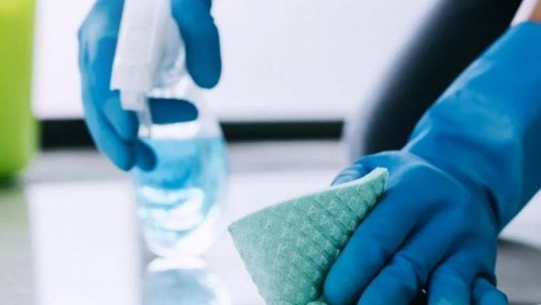 Se recomienda usar guantes de limpieza para higienizar espacios comunes.