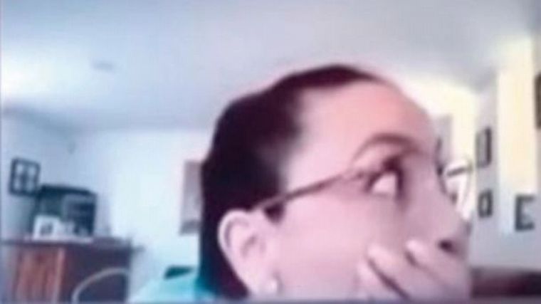 La docente pensó que tenía el micrófono apagado.