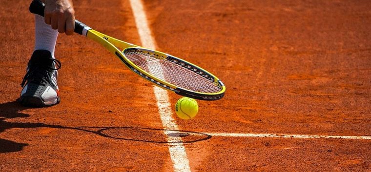 Tenis, el primer deporte habilitado en Argentina.