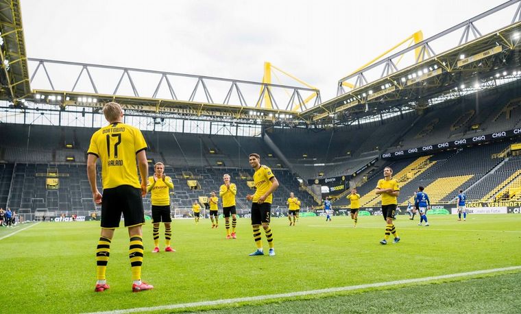 El Derbi de Ruhr se vivió sin público y con contacto mínimo entre los jugadores