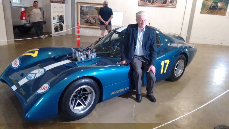 El ingeniero Pronello y su creación, el "Huayra".