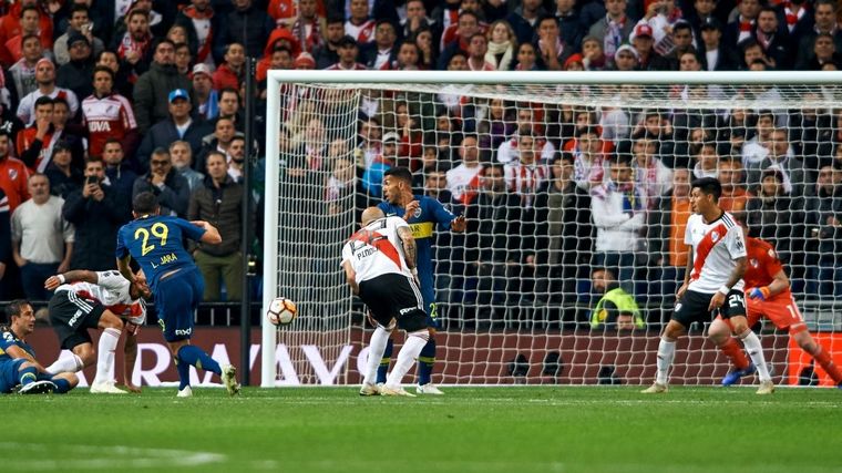 Se viralizó una de las jugadas más importantes del Boca - River en Madrid.