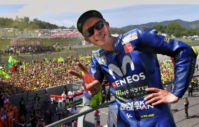 Valentino Rossi con sus fans de fondo que agitan las banderas del "46"