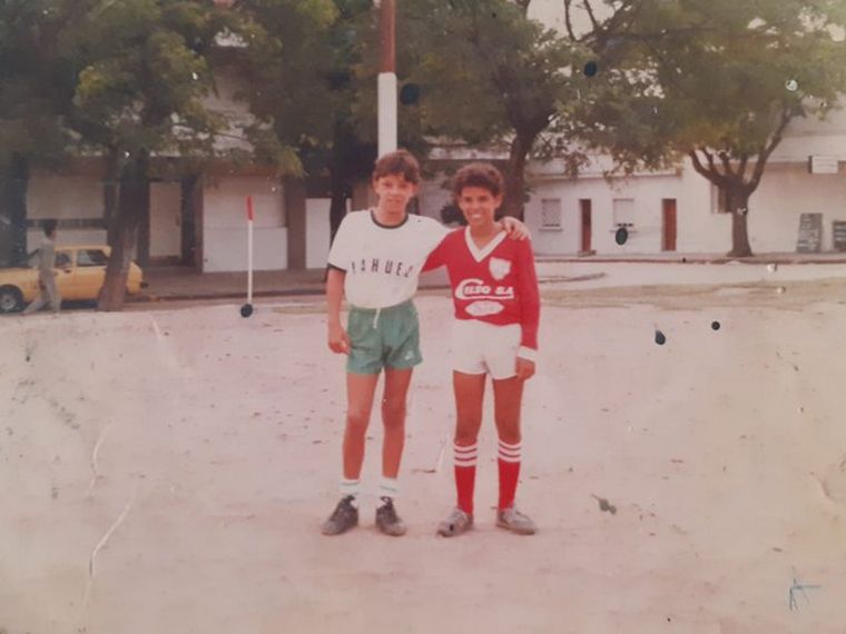 Marcelo, con la camiseta de Nahuel, y Fabián Laureiro, con la de Rayo Rojo, 1988.