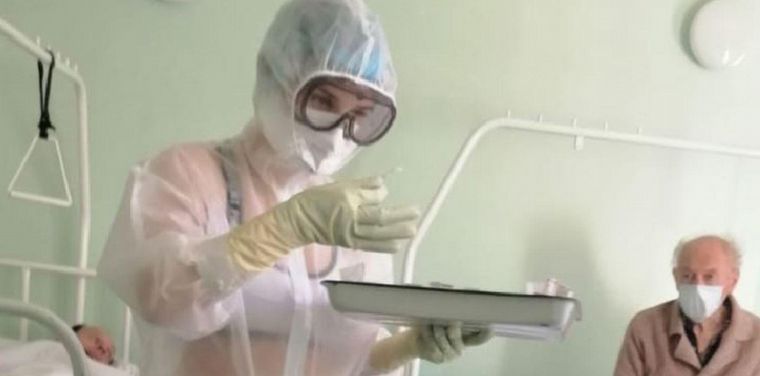 Sancionan a enfermera rusa por atender a pacientes en ropa interior.