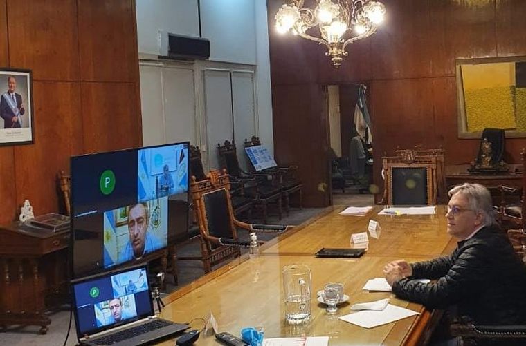 Llaryora participó de la reunión junto con otros intendentes.