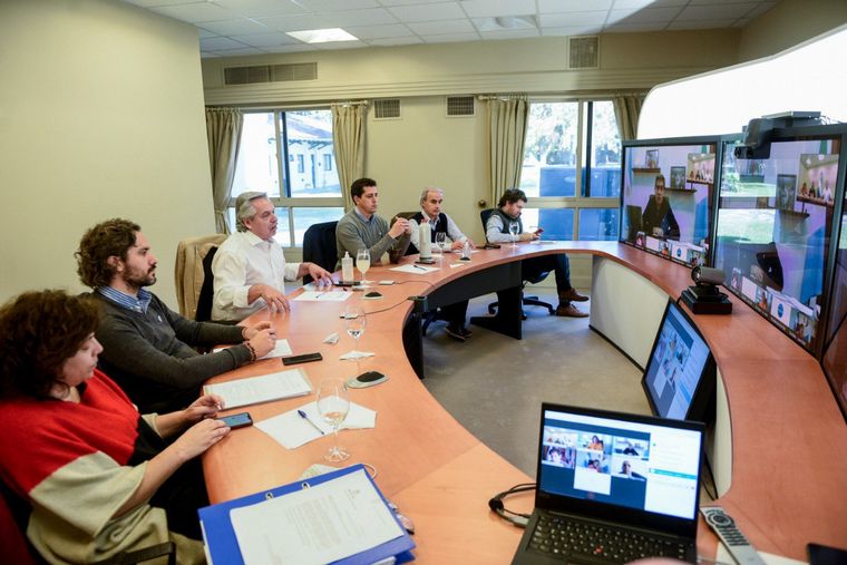 El presidente mantuvo una teleconferencia con gobernadores.