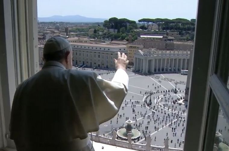 Tras dos meses, el Papa no estuvo sólo en la Plaza San Pedro.