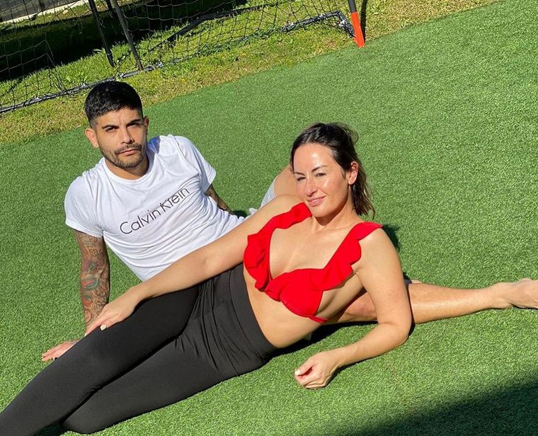La esposa de Ever Banega subió una foto rompiendo el aislamiento en España.