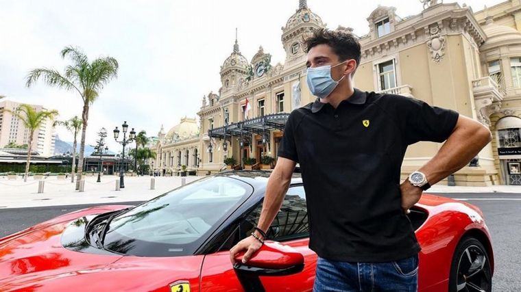 Leclerc, con su tapaboca y el Ferrari en Monaco