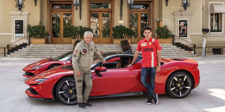 FOTO: Leclerc, con su tapaboca y el Ferrari en Monaco