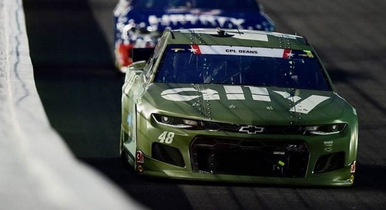 Jimmie Johnson fue 2° en pista pero no pasó la técnica con su "tanque" Chevrolet