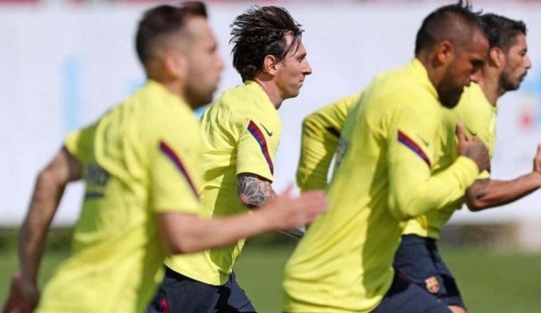 Messi entrenó con 13 compañeros.