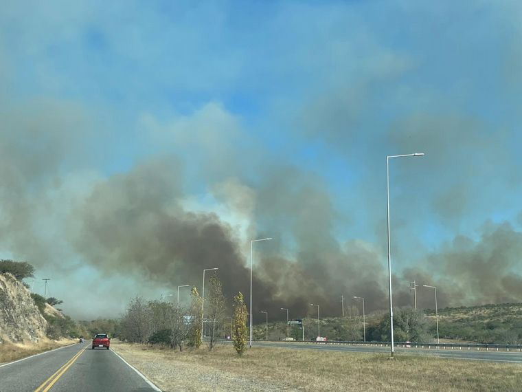 Cortaron la autopista Córdoba-Carlos Paz por un incendio.