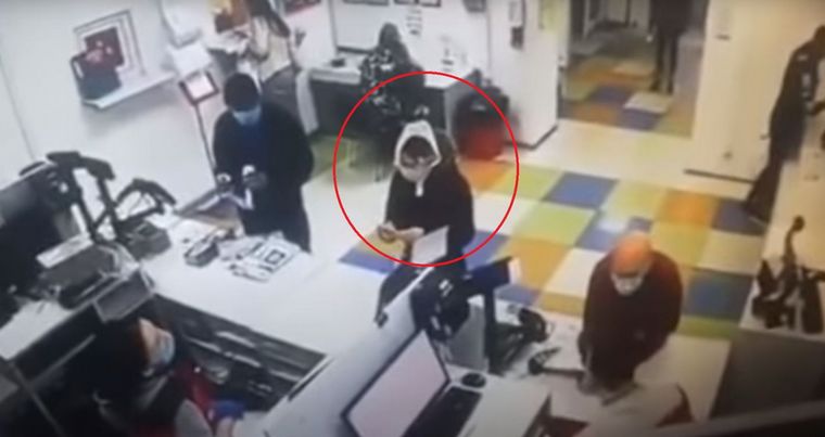 Mujer usando una bombacha de tapabocas