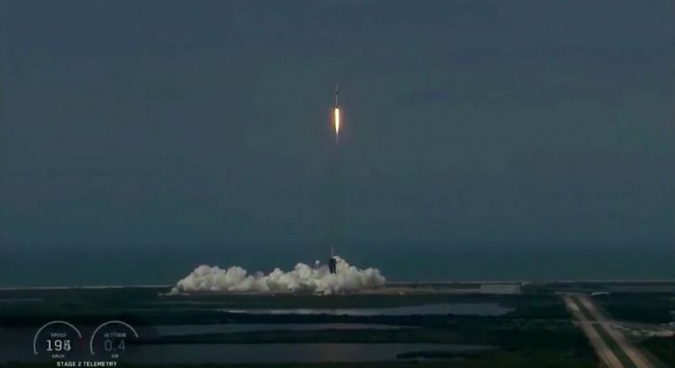 La nave Crew Dragon lleva dos astronautas a bordo.