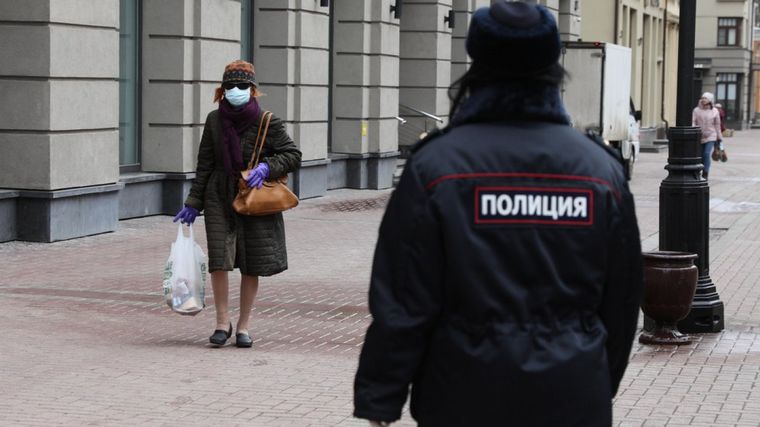 Caen los contagios y los moscovitas regresan a las calles