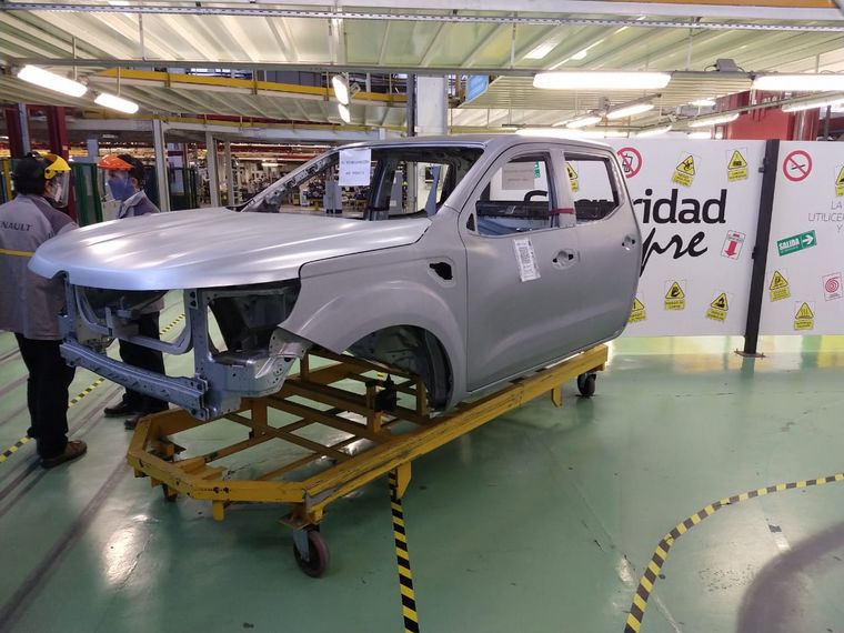 El gobernador Juan Schiaretti recorrió la planta de Renault.