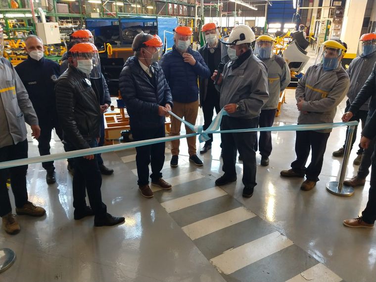 El gobernador Juan Schiaretti recorrió la planta de Renault.