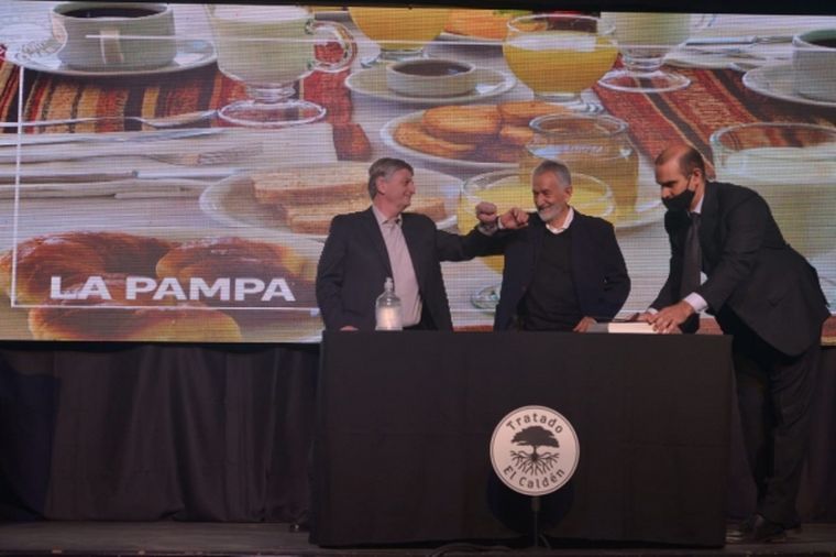 Los gobernadores de ambas provincias, durante la firma del convenio.