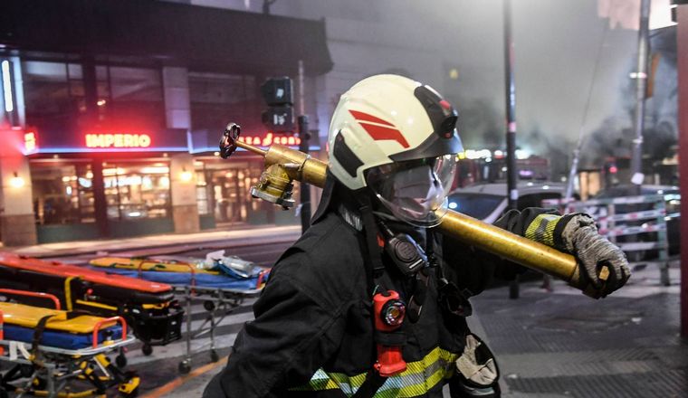Ardua labor de bomberos tras las explosiones en Villa Crespo.