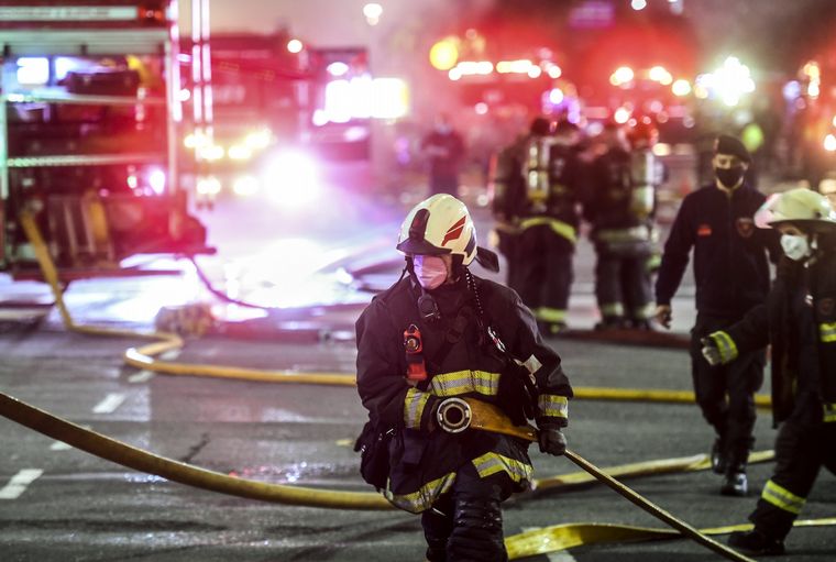 Al menos doce heridos por explosiones e incendio en un edificio de Villa Crespo