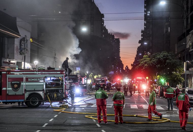Al menos doce heridos por explosiones e incendio en un edificio de Villa Crespo
