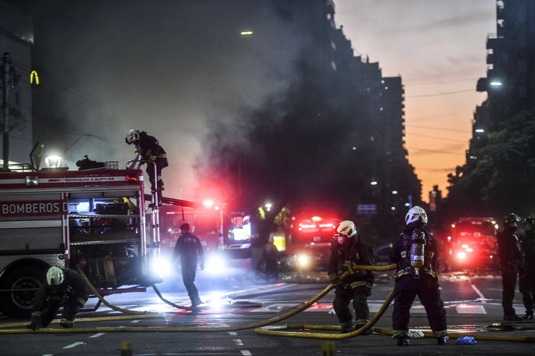 FOTO: Al menos doce heridos por explosiones e incendio en un edificio de Villa Crespo