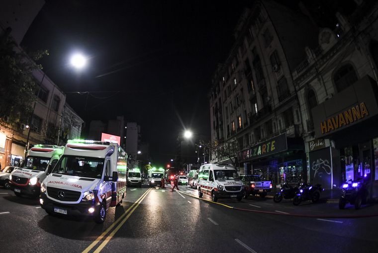Al menos doce heridos por explosiones e incendio en un edificio de Villa Crespo