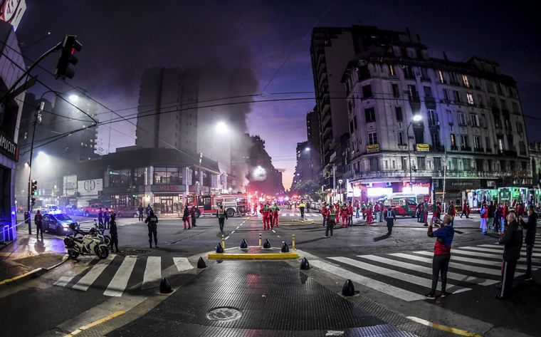 Al menos doce heridos por explosiones e incendio en un edificio de Villa Crespo