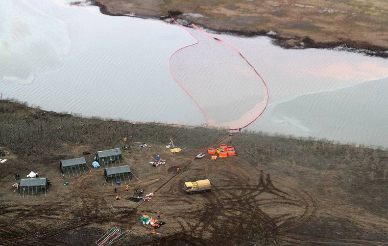 Especialistas tratan de contener la contaminación (Foto de Denis Kozhenikov_TASS)